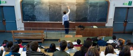 ChatGPT进驻课堂：LLMs如何革新教育