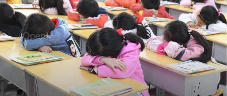 小学生因没有课间十分钟，在厕所里结交朋友