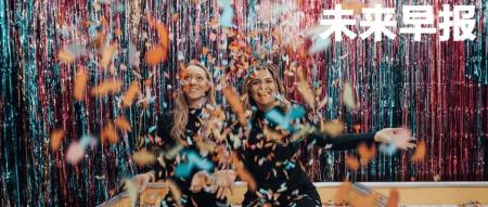 iPhone屏幕玻璃刻有隐藏二维码 | 12306回应被赶下车补票事件 | 国庆档票房突破6亿